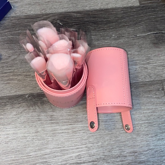 PUR Signature Travel Essentials 12-Piece Cruelty-Free Brush Set with Cup - Picture 3 of 3